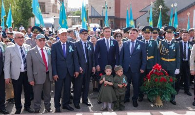 МАЙДАНГЕРЛЕР РУХЫНА ТАҒЗЫМ: ШЫМКЕНТТЕ ЖЕҢІС КҮНІНЕ АРНАЛҒАН САЛТАНАТТЫ ІС-ШАРА ӨТТІ