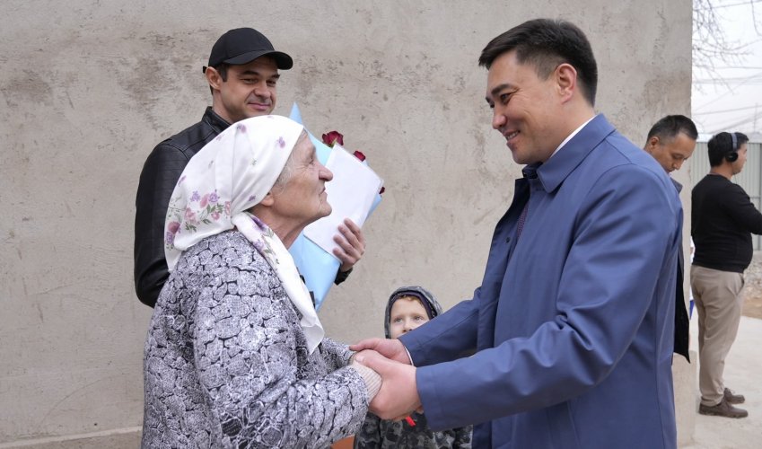ҚАЛА ӘКІМІ КОЛЛЕКТОР АПАТЫНАН БАСПАНАСЫ ЗАРДАП ШЕККЕН ЗЕЙНЕТКЕРГЕ ҮЙДІҢ КІЛТІН ТАБЫСТАДЫ