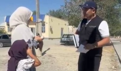 Полиция бет-жүзді жабатын киім киюге тыйым салу туралы түсіндіру жұмыстарын жүргізуде