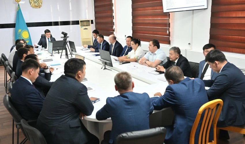 ЖЕТІСАЙ АУДАНЫНДА ӘЛЕУМЕТТІК-ЭКОНОМИКАЛЫҚ ДАМУДЫ ЖЕДЕЛДЕТУГЕ АРНАЛҒАН АППАРАТ МӘЖІЛІСІ ӨТТІ