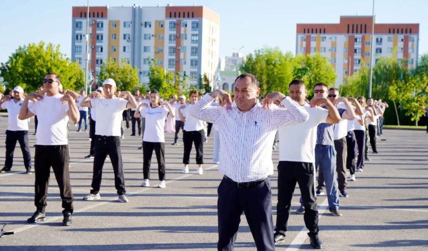 Құрылтай: Түркістанда 1 мыңға жуық адам таңғы жаттығу жасады