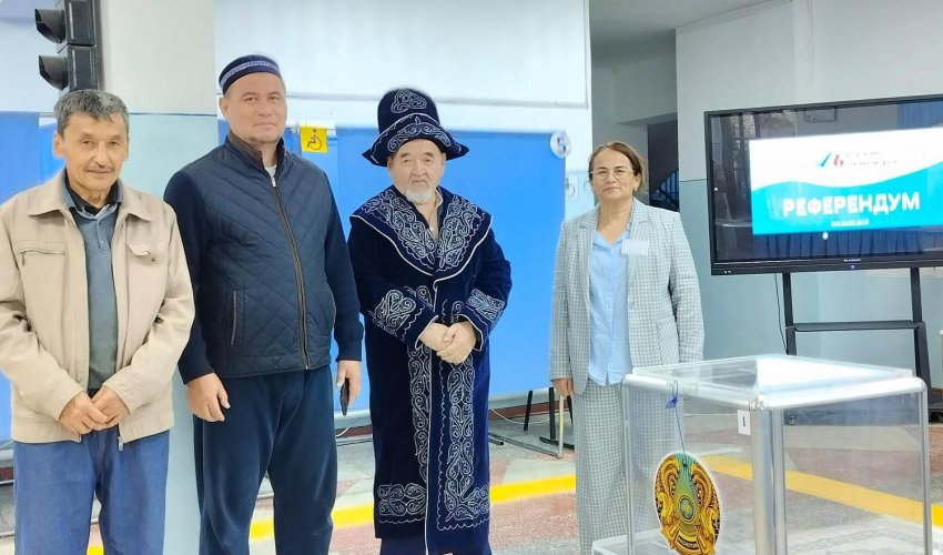 Шымкентцам дарят подарки в ходе референдума