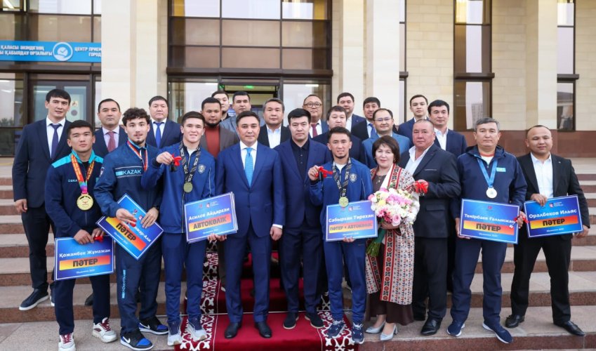 ШЫМКЕНТ ҚАЛАСЫНЫҢ ӘКІМІ ӘЛЕМ ЖӘНЕ АЗИЯ ЧЕМПИОНДАРЫМЕН КЕЗДЕСТІ