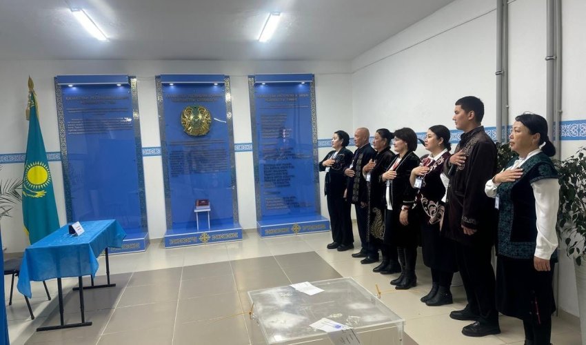 РЕФЕРЕНДУМ: В ТУРКЕСТАНСКОЙ ОБЛАСТИ ЧЛЕНЫ КОМИССИИ ПРИШЛИ В НАЦИОНАЛЬНОЙ ОДЕЖДЕ