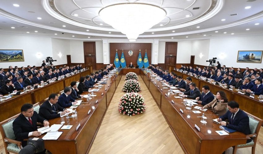 ҚАЗАҚСТАН ЖАҢА КОНСТИТУЦИЯҒА ҚАДАМ БАСТЫ: ӨТПЕЛІ КЕЗЕҢДЕГІ ЕЛДІҢ САЯСИ БАҒЫТЫ АЙҚЫНДАЛДЫ