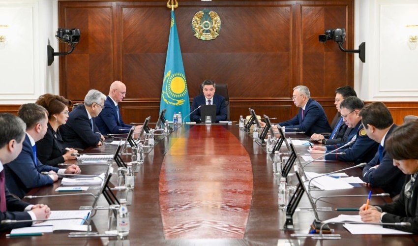 Олжас Бектенов жаңа Конституция жобасын талқылау аясында ақпараттық-түсіндіру жұмыстарын ұйымдастыру бойынша кеңес өткізді