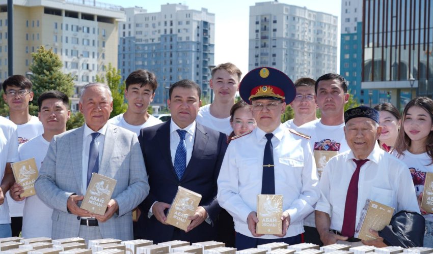 ТҮРКІСТАНДА АБАЙДЫҢ 180 ЖЫЛДЫҒЫНА ОРАЙ ЖАСТАР МЕН ТҰРҒЫНДАРҒА «АБАЙ ЖОЛЫ» РОМАНЫ ТАРАТЫЛДЫ