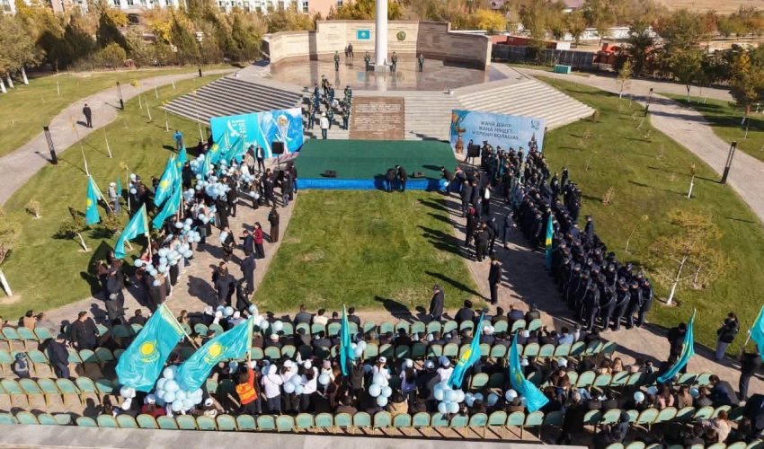 ТҮРКІСТАН ОБЛЫСЫНДА КӨК ТУ КӨККЕ КӨТЕРІЛІП, КӨК БАЙРАҚҚА ҚҰРМЕТ КӨРСЕТІЛДІ