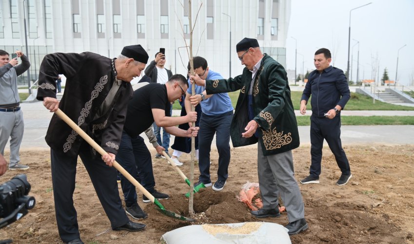 В ШЫМКЕНТЕ В ДЕНЬ ОЧИЩЕНИЯ ПОСАДИЛИ БОЛЕЕ 1 ТЫСЯЧИ САЖЕНЦЕВ ДЕРЕВЬЕВ