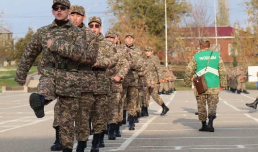 ШЫМКЕНТТЕ ЖАС САРБАЗДАРДЫҢ ӘСКЕРИ ДАЙЫНДЫҚ КЕЗЕҢІ БАСТАЛДЫ