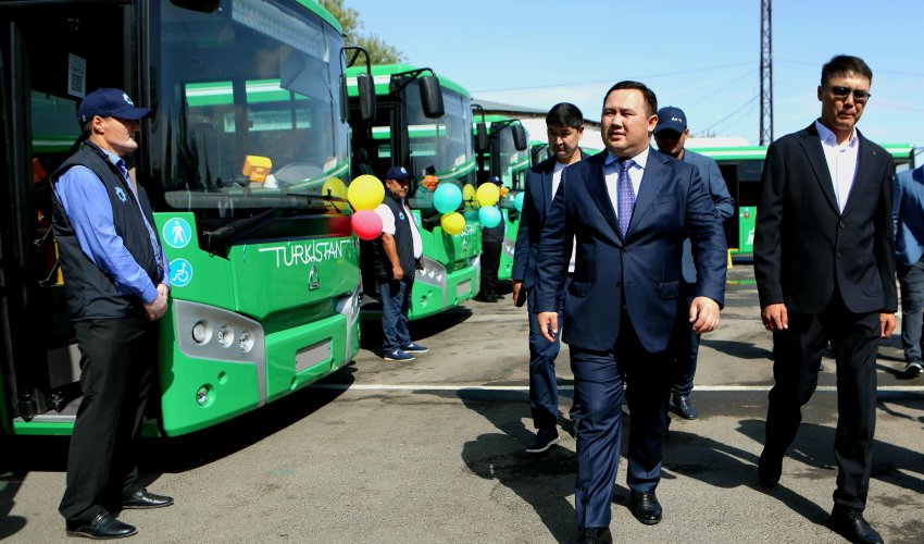 ТҮРКІСТАНДА ҚОҒАМДЫҚ КӨЛІКТЕР ЖАҢА АВТОБУСТАРМЕН ТОЛЫҚТЫ