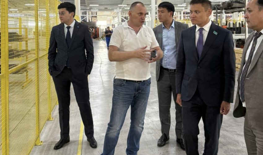 МӘЖІЛІС ДЕПУТАТЫ ТҮРКІСТАН ОБЛЫСЫНДАҒЫ ӨНДІРІС ОРЫНДАРЫМЕН ТАНЫСТЫ