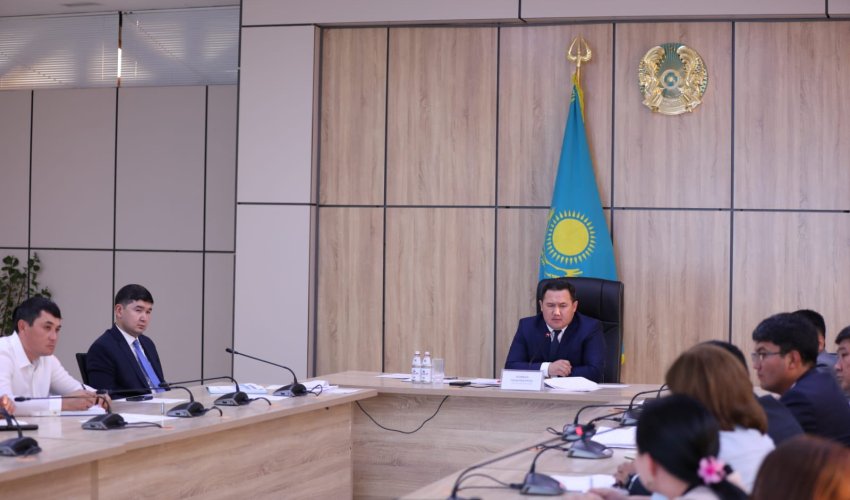 ТҮРКІСТАН ҚАЛАСЫНДА МЕМЛЕКЕТТІК ҚЫЗМЕТ САПАСЫН АРТТЫРУ ЖӘНЕ ІШКІ БАҚЫЛАУДЫ КҮШЕЙТУ МӘСЕЛЕЛЕРІ КЕҢІНЕН ТАЛҚЫЛАНДЫ