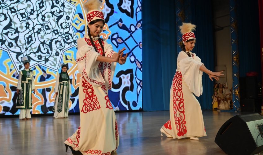 ШЫМКЕНТТЕ ҰЛТТЫҚ КИІМДЕР ФЕСТИВАЛІ ӨТТІ: «ҰЛТТЫҚ КИІМ – ҰРПАҚҚА МҰРА»