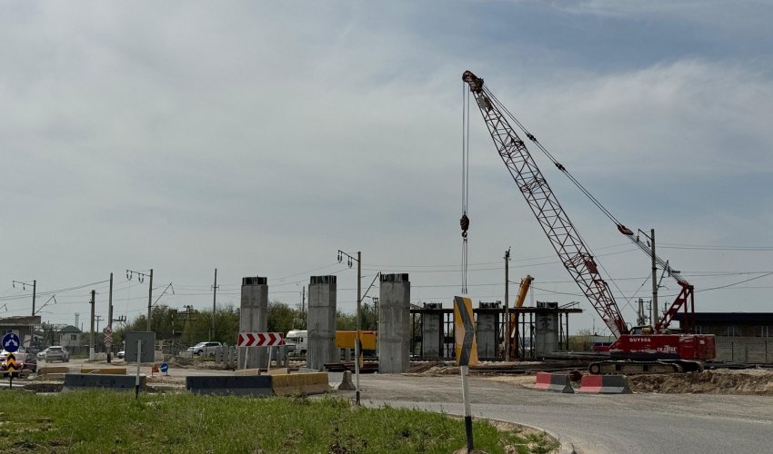 МОМЫНОВ КӨШЕСІНДЕГІ ТЕМІРЖОЛ ӨТКЕЛІНІҢ ҚҰРЫЛЫСЫ ҚАРҚЫНДЫ ЖҮРГІЗІЛУДЕ