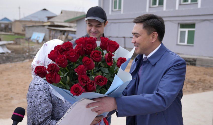 ГАБИТ СЫЗДЫКБЕКОВ ВРУЧИЛ КЛЮЧИ ОТ ДОМА ПЕНСИОНЕРКЕ, ПОСТРАДАВШЕЙ ОТ ЗАТОПЛЕНИЯ КАНАЛИЗАЦИЕЙ