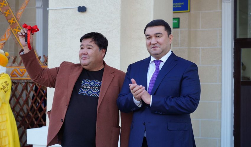 ТҮРКІСТАНДА РАЙЫМБЕК СЕЙТМЕТОВ ТЕАТРЫНА ЖАҢА АВТОБУС ТАБЫСТАЛДЫ