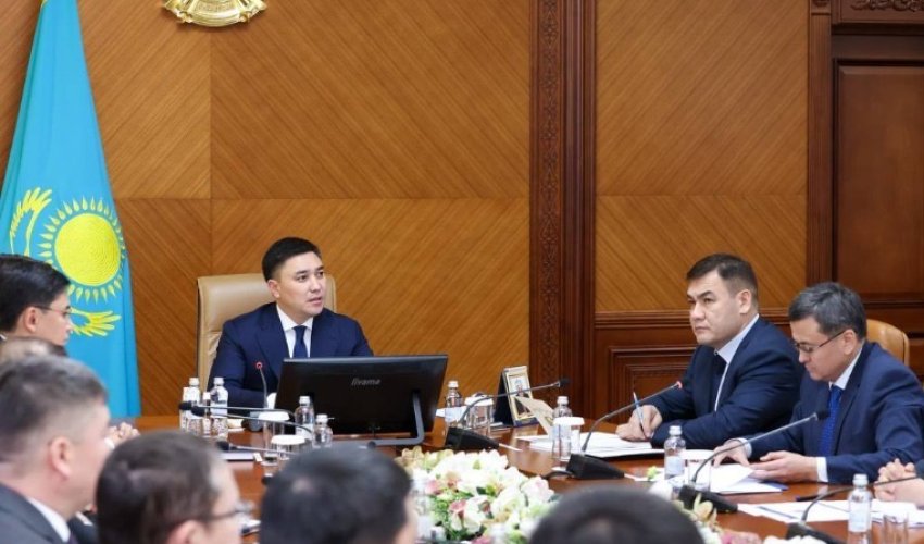 ҚАЛА ӘКІМІ АППАРАТТЫҚ МӘЖІЛІСТЕ МАҢЫЗДЫ ӘЛЕУМЕТТІК-ЭКОНОМИКАЛЫҚ МӘСЕЛЕЛЕРДІ ТАЛҚЫЛАДЫ