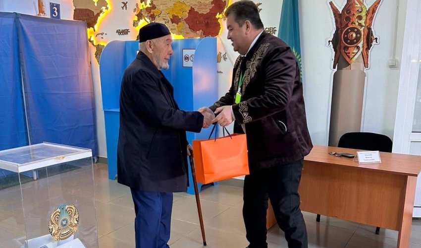 ТУРКЕСТАН: В САЙРАМЕ ПРОГОЛОСОВАЛ ГОСУДАРСТВЕННЫЙ И ОБЩЕСТВЕННЫЙ ДЕЯТЕЛЬ РОЗАКУЛ ХАЛМУРАДОВ