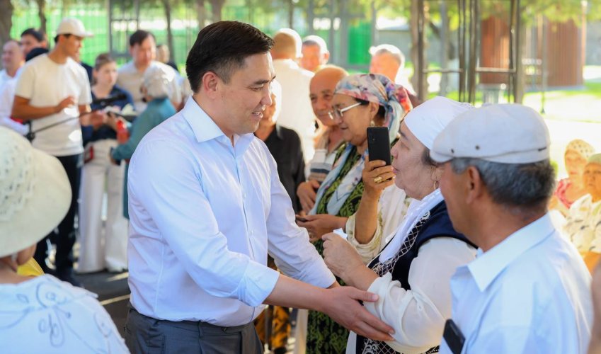 ҚАЛА ӘКІМІ АБАЙ АУДАНЫНДА ТҰРҒЫНДАРМЕН КӨШПЕЛІ КЕЗДЕСУ ӨТКІЗДІ