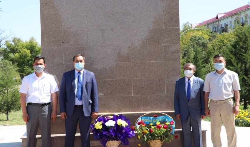 ТҮРКІСТАН: АБАЙ ЕСКЕРТКІШІНЕ ГҮЛ ҚОЮ РӘСІМІ ӨТТІ
