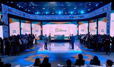 Адам мемлекеттік саясаттың өзегінде: депутаттар, заңгерлер және саясаттанушылардың жаңа Конституцияның негізгі бағыты туралы пікірлері